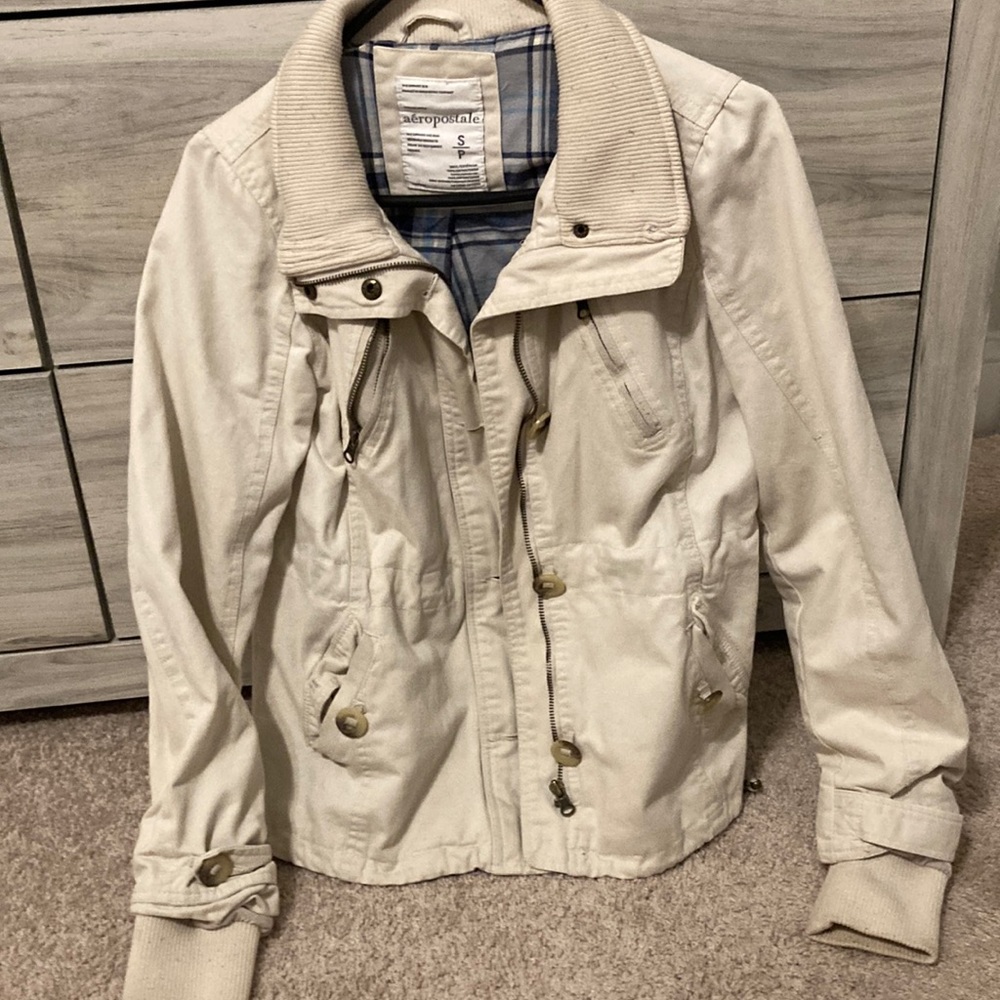 Small beige Aeropostale jacket with lots of pockets